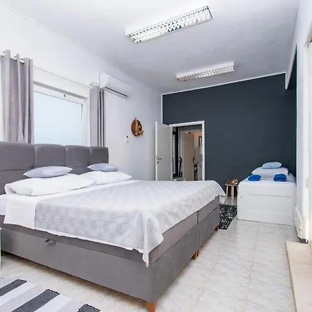 Hébergement de vacances Family Friendly House With A Swimming Pool Brodarica, - 24117