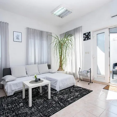 Hébergement de vacances Family Friendly House With A Swimming Pool Brodarica, - 24117