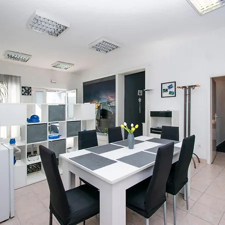 Hébergement de vacances Family Friendly House With A Swimming Pool Brodarica, - 24117 *